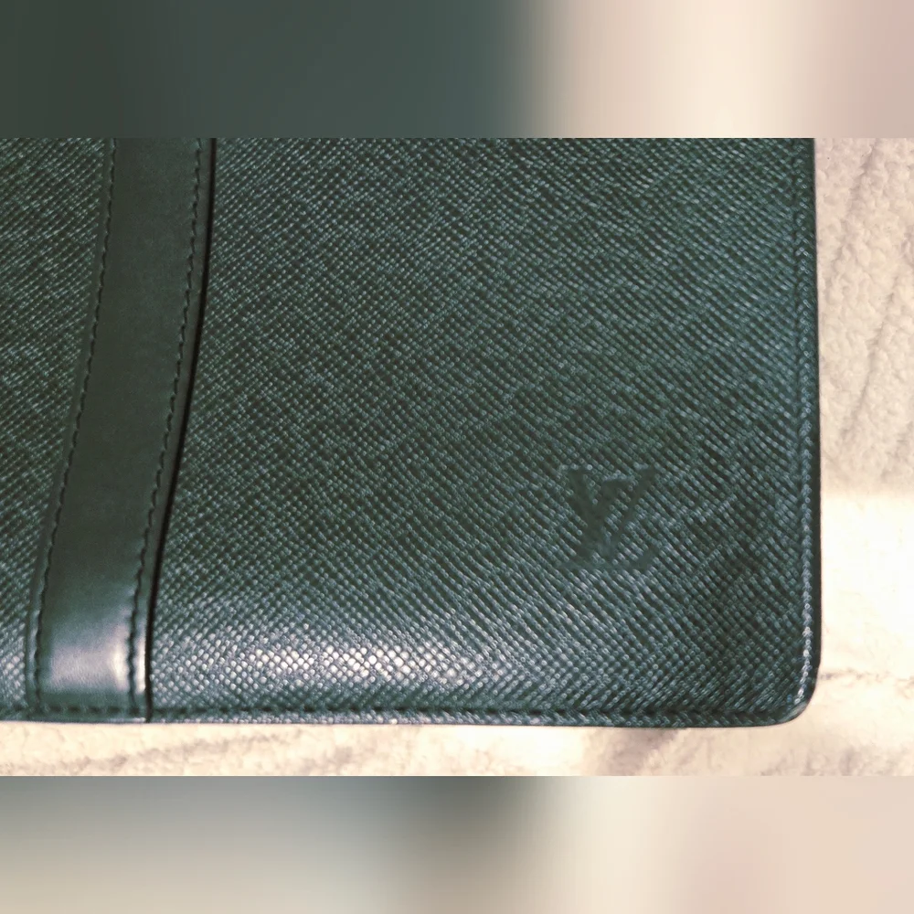 Louis Vuitton Porte Documents Lozan in Dark Green Taiga Leather VI0996